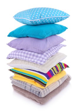 renkli yastıklar ve üzerinde beyaz izole İskoç şalılar