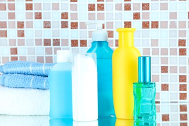 kozmetik ve mozaik karo zemin üzerine banyo aksesuarları
