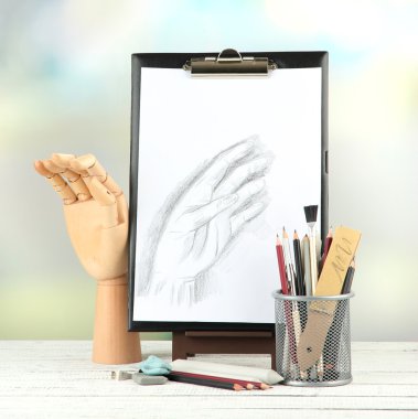 ahşap masa üzerinde profesyonel sanat malzemeleri ile kroki