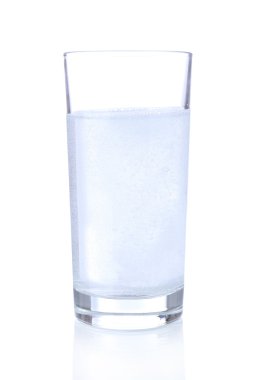 efervescent tablet üzerinde beyaz izole kabarcık ile su ile cam