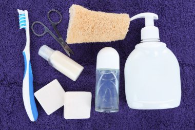Hijyen ekipmanları, renkli arka plan üzerinde