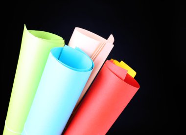 siyah arka plan üzerinde renkli sanat kağıt