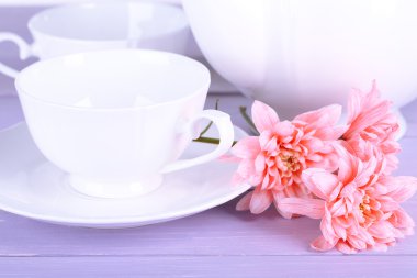 pembe krizantem çay servisi ahşap tablo