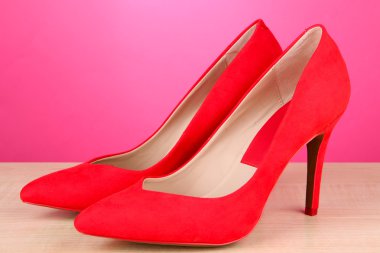 güzel kırmızı Bayan Ayakkabı, pembe bir arka plan üzerinde