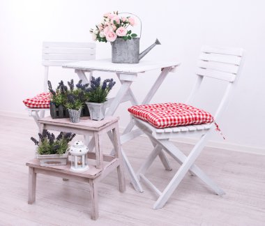 Bahçe sandalye ve masa çiçekleri beyaz zemin üzerine ahşap stand ile