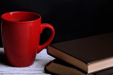 koyu arka plan masaya kitapları ile sıcak çay