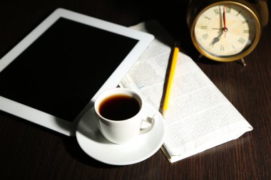 Tablet, gazete, fincan kahve ve çalar saat ahşap tablo