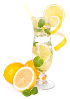 Bir bardak limonlu ve naneli kokteyl, beyaz üzerine izole edilmiş.