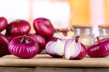 kesme tahtası üzerinde parlak zemin üzerine ahşap masa soğan kesmek