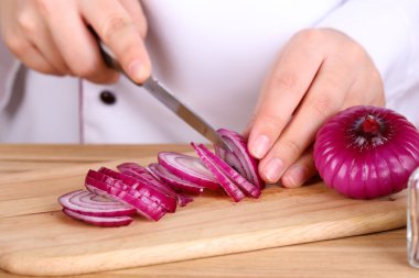 soğan kesme ampul kadın elleri, yakın çekim