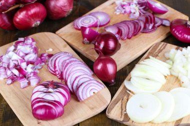 kesme tahtası ahşap zemin üzerine soğan kesmek