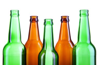 Cam şişeler beyaza izole edilmiş