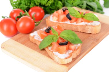 Kesme tahtasında domatesli lezzetli bruschetta.