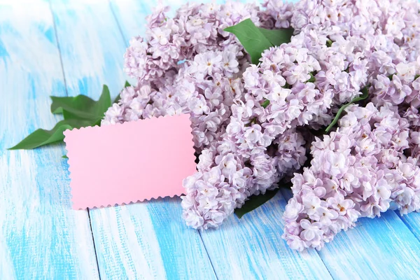 Schöne fliederfarbene Blumen auf dem Tisch in Großaufnahme — Stockfoto