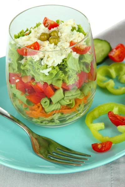 Leckerer Salat mit frischem Gemüse — Stockfoto