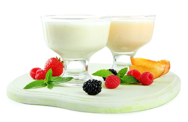 Heerlijke yoghurt met fruit en bessen geïsoleerd op wit — Stockfoto