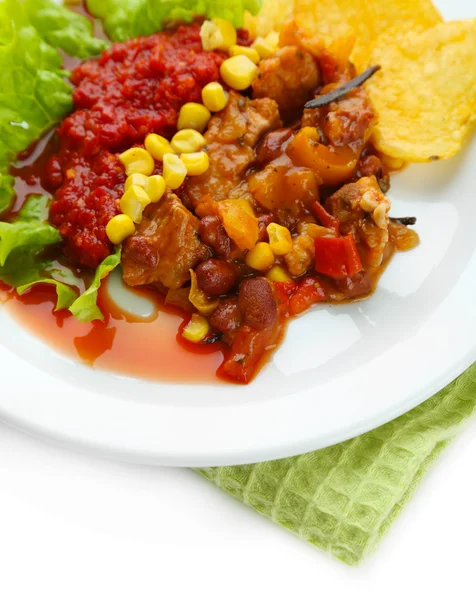 Chili maïs carne - traditionele Mexicaanse gerechten, op witte plaat, op servet, geïsoleerd op wit — Stockfoto