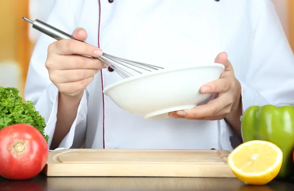 Cuisiner les mains en fouettant la mayonnaise — Photo