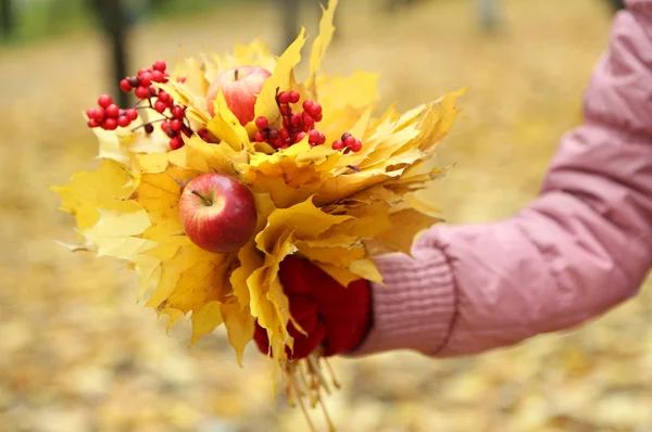 Bouquet of yellow leaves in hand — Stock Photo, Image
