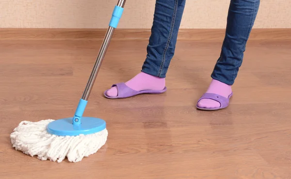 Huis schoonmaken met mop — Stockfoto