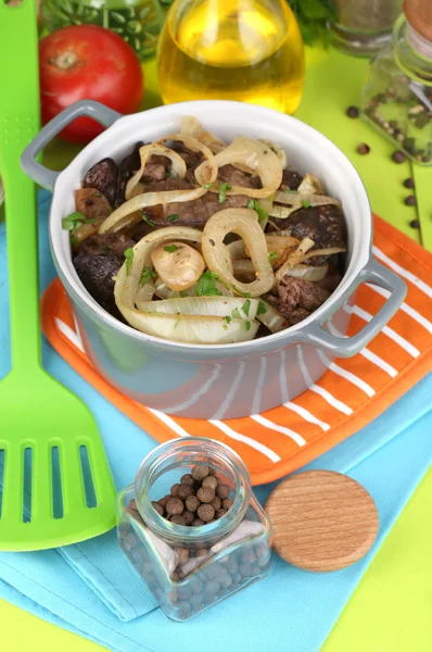 Fried chicken livers in pan on wooden table close-up — Stock Photo, Image