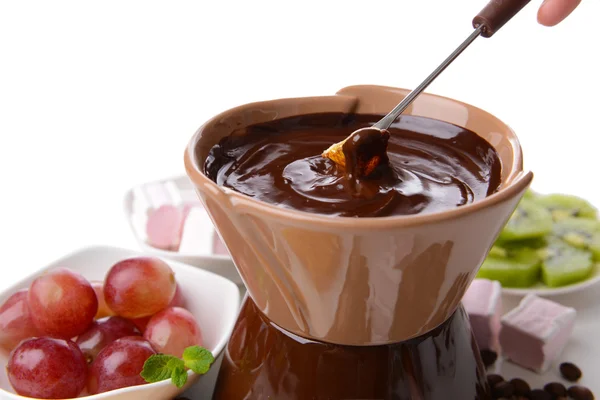 Fondue de chocolate con caramelos de malvavisco y frutas, aislado en blanco —  Fotos de Stock