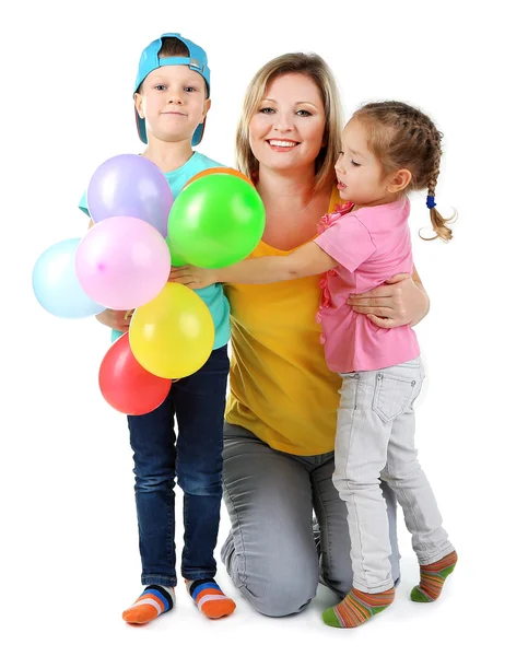 Bambini piccoli con bella mamma isolata su bianco — Foto Stock