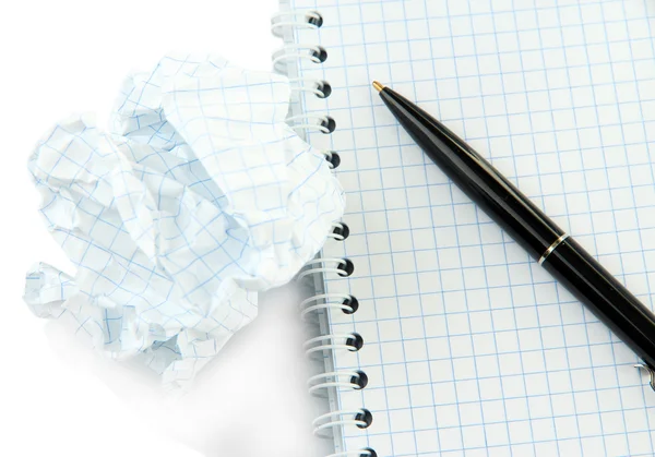 Cuaderno y pluma con bola de papel arrugado de cerca — Foto de Stock