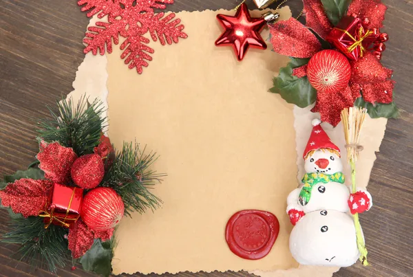 Marco con papel vintage y decoraciones navideñas sobre fondo de madera — Foto de Stock