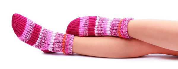 Pernas femininas em meias coloridas, isoladas em branco — Fotografia de Stock