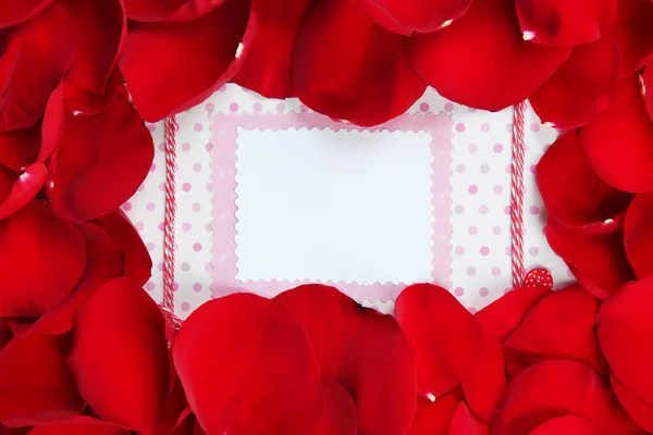 Quadro de pétalas de rosa no fundo do cartão close-up — Fotografia de Stock