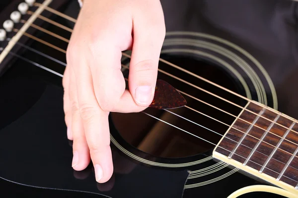 Guitarra acústica en manos femeninas, primer plano —  Fotos de Stock