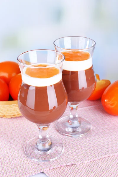 Dessert van de chocolade en kaki op tafel op lichte achtergrond — Stockfoto