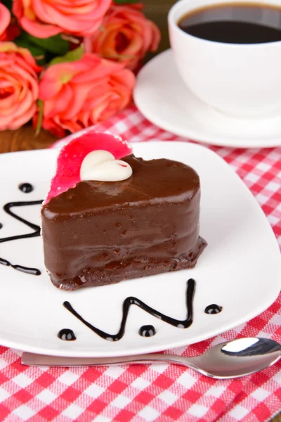 Pastel dulce con chocolate en el plato en primer plano de la mesa — Foto de Stock