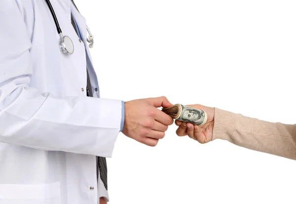 Manliga läkare får pengar från patienten, isolerad på vit — Stockfoto