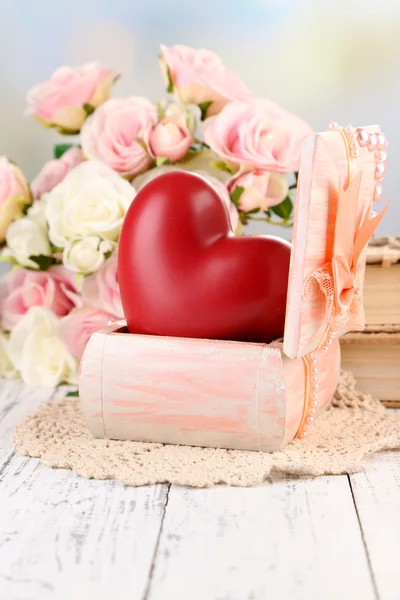 Bodegón romántico con corazón en ataúd de madera —  Fotos de Stock