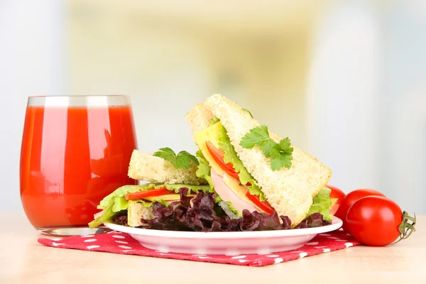 Sandwichs frais et savoureux sur assiette sur table sur fond clair — Photo