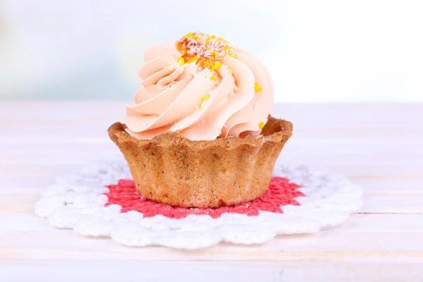 Lekkere taart op tafel op lichte achtergrond — Stockfoto