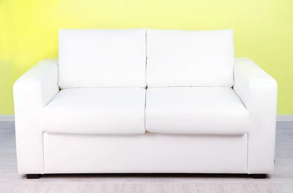 Odada yeşil zemin üzerine beyaz kanepe — Stok fotoğraf