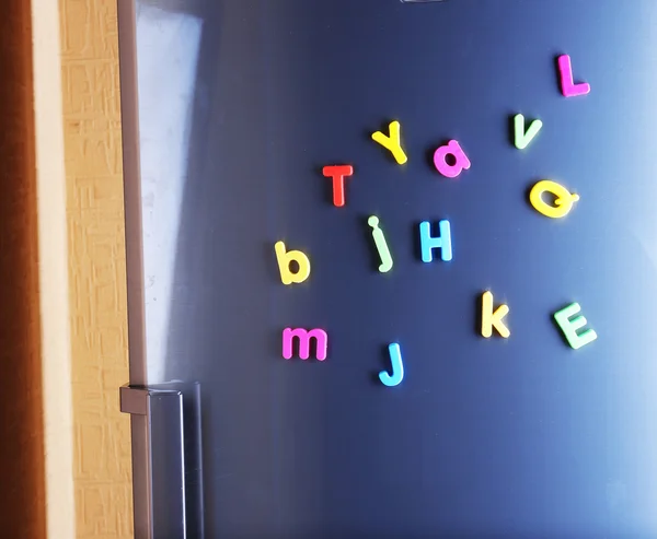 Letras magnéticas coloridas no refrigerador — Fotografia de Stock