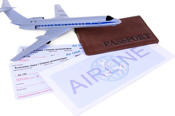 航空公司机票与护照上白色孤立 — 图库照片