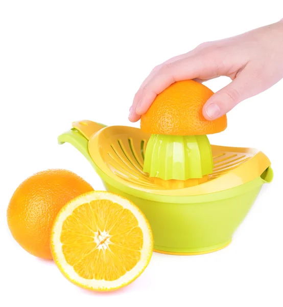 Préparation de jus d'orange frais pressé avec presse-agrumes isolé sur blanc — Photo