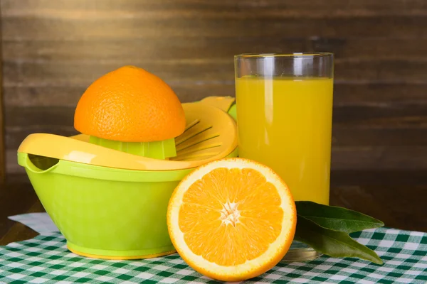 柑橘類を押してと木製の背景上のテーブルにオレンジ — ストック写真
