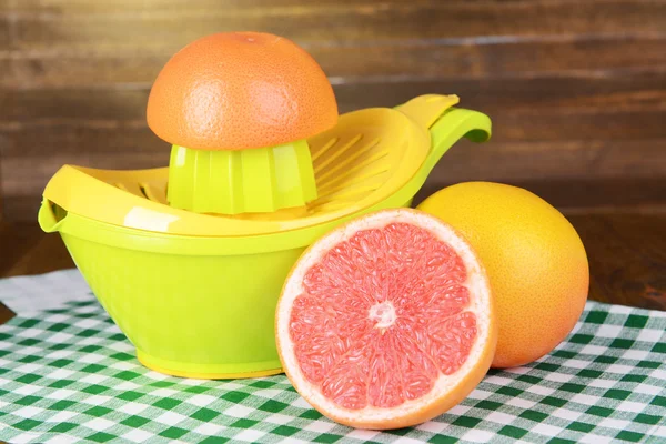 Citruspers en grapefruits op tafel op houten achtergrond — Stockfoto