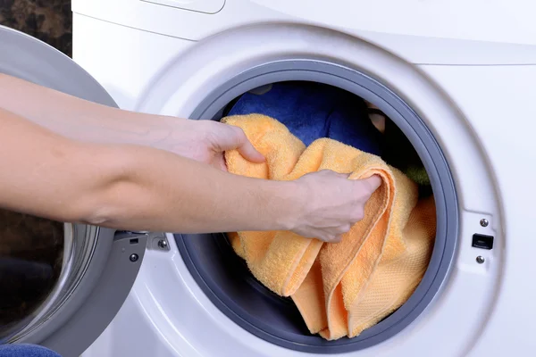 Wasmachine geladen met kleding close-up — Stockfoto