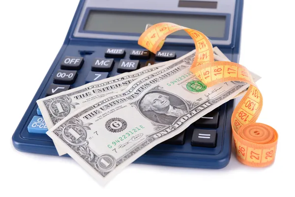 Fita métrica com dinheiro e calculadora isolada em branco — Fotografia de Stock