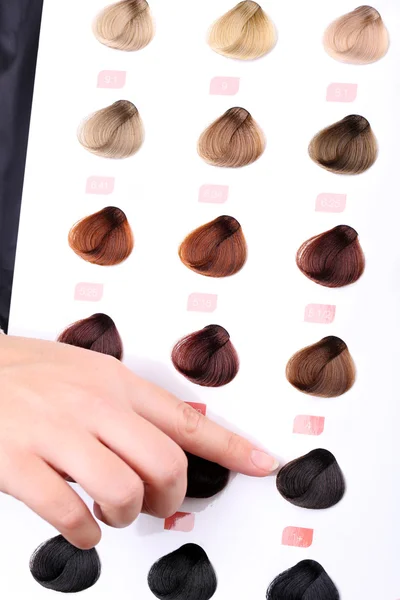 Peluquero con muestras de cabello de diferentes colores, primer plano — Foto de Stock