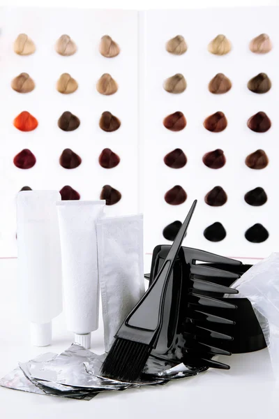 Kit tinture per capelli a bordo con campioni di capelli di diversi colori di sfondo — Foto Stock