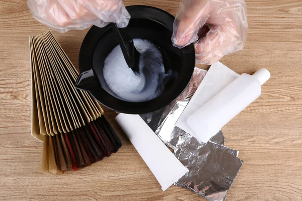 Peluquero con muestras de cabello de diferentes colores, primer plano — Foto de Stock