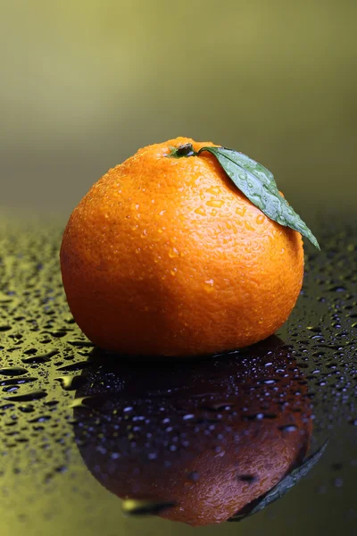 Rijpe zoete tangerine, op donkere kleur achtergrond — Stockfoto